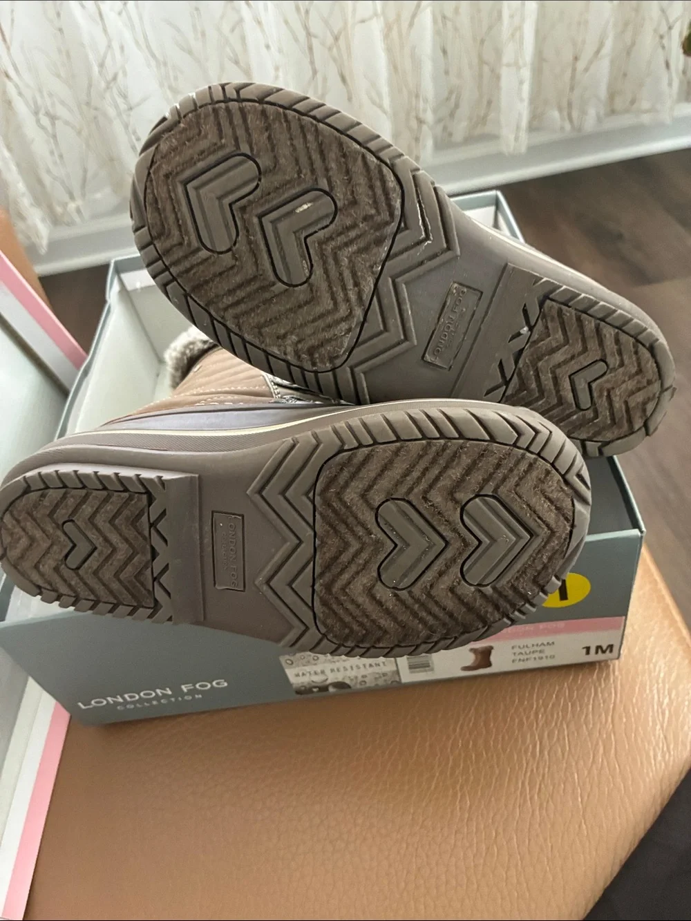 Girls London fog, snow boots insulated size 1